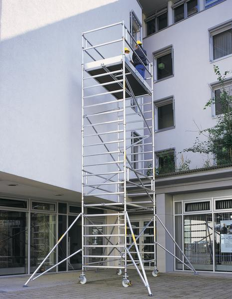 Aluminium-Rollgerüst mit verstellbaren Auslegern und Doppel-Plattform, Plattformgröße 2,45 x 1,35 m, Standhöhe 6,43 m Aluminium-Rollgerüst mit verstellbaren Auslegern und Doppel-Plattform, Plattformgröße 2,45 x 1,35 m, Standhöhe 6,43 m