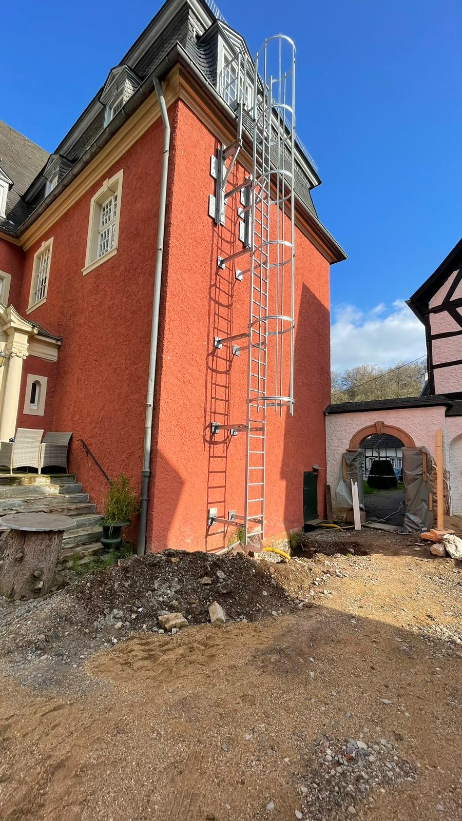 Einzügige Steigleiter mit Rückenschutz, Stahl verzinkt, Steighöhe 4,76 m