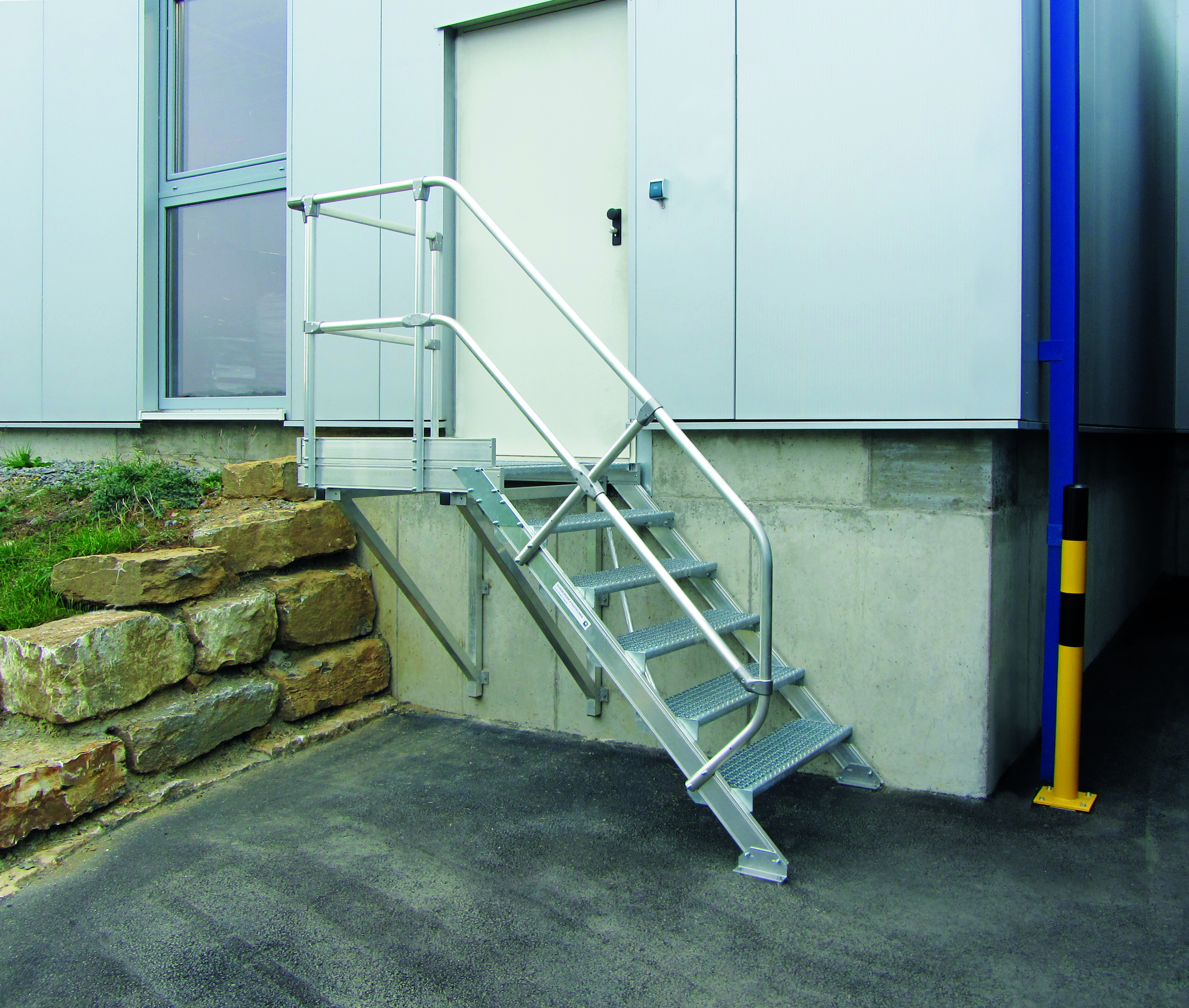 Aluminium-Treppe mit Plattform, 45°, Stufenbreite 1000 mm Aluminium-Treppe mit Plattform, 45°, Stufenbreite 1000 mm, 5 Stufen