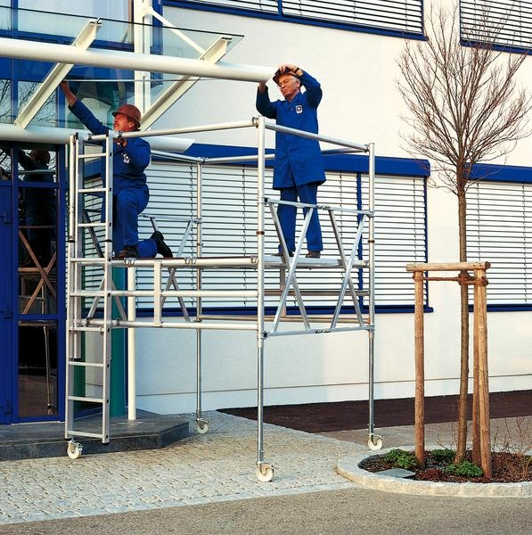Aluminium-Klappgerüst mit Dreifach-Plattform, Arbeitshöhe 3,60 m, Gerüsthöhe 1,95 - 2,70 m Aluminium-Klappgerüst mit Dreifach-Plattform, Arbeitshöhe 3,60 m, Gerüsthöhe 1,95 - 2,70 m