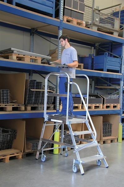 Aluminium-Podestleiter, einseitig begehbar, mit Federrollen, 2 Stufen, Aluminium geriffelt Aluminium-Podestleiter, einseitig begehbar, mit Federrollen, 2 Stufen, Aluminium geriffelt